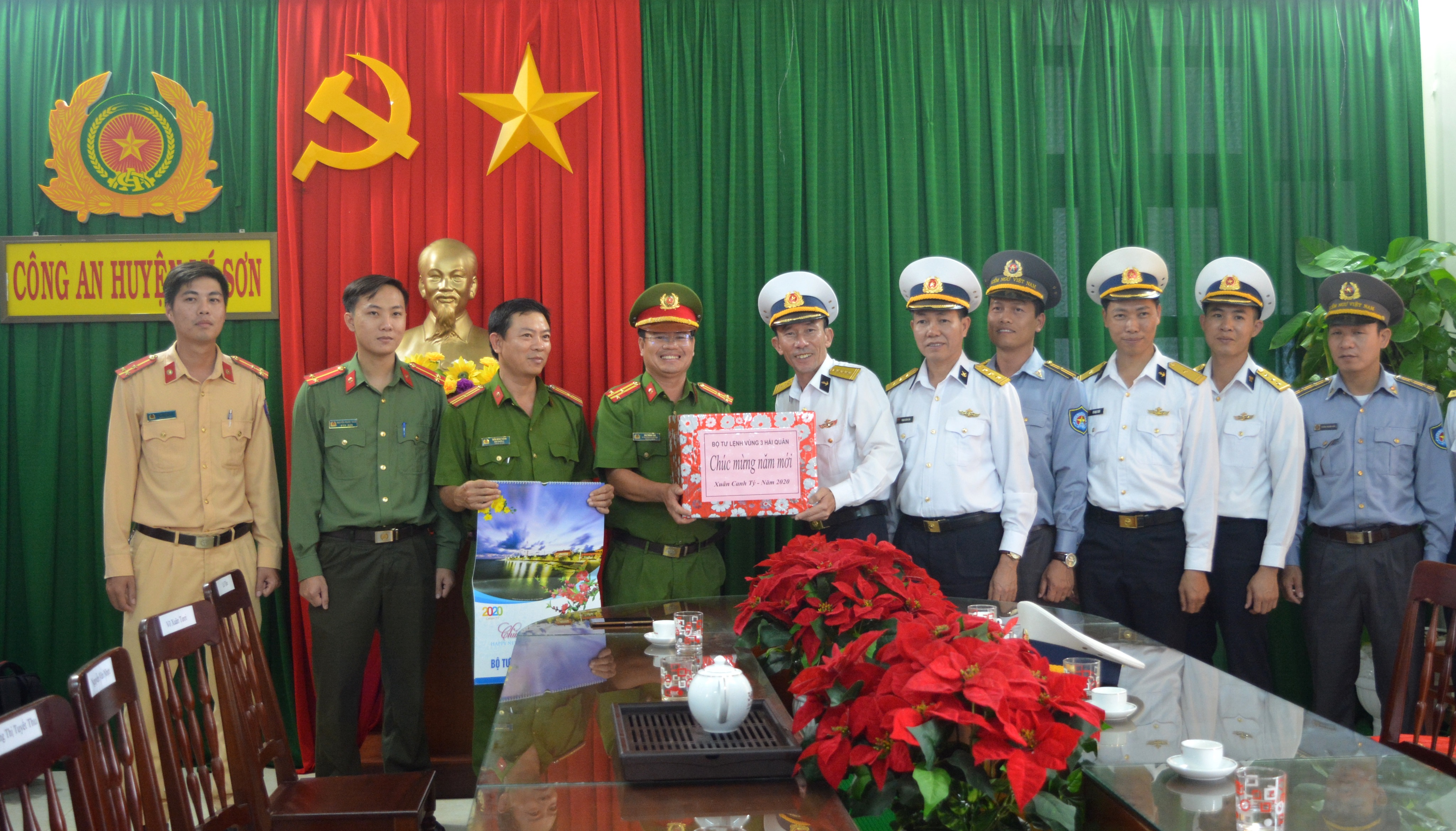 Vùng 3 Hải quân thăm, chúc Tết quân dân huyện đảo Lý Sơn 